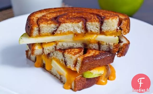Sandwich au Fromage Grillé aux Pommes et à la Cannelle