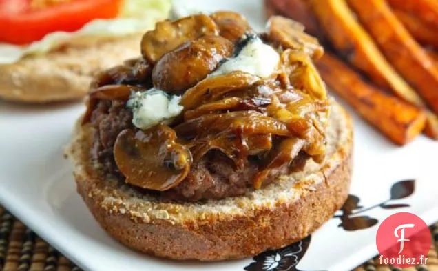 Hamburgers Étouffés dans une sauce aux Oignons Caramélisés, aux Champignons et au Fromage Bleu