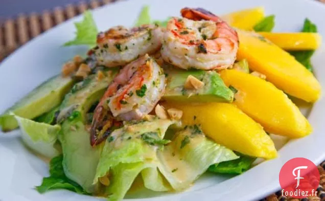Salade de Mangue, Avocat et Crevettes Grillées avec Vinaigrette aux Arachides
