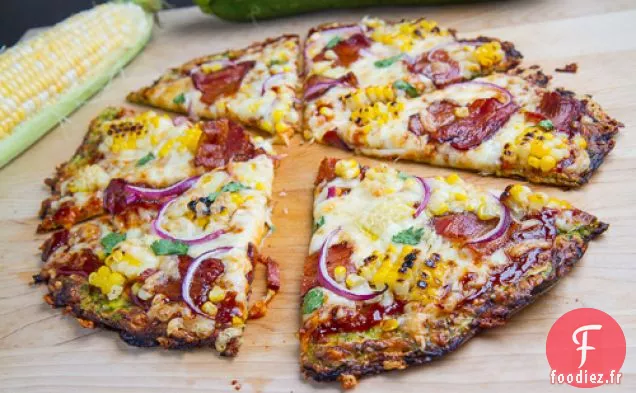 Pizza au Bacon BBQ Chipotle et à la Croûte de Courgettes de Maïs Grillées