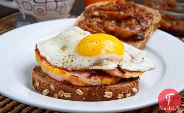 Sandwich Petit-déjeuner au Bacon à la Peameal avec des Oignons Caramélisés à l'érable et un Œuf au plat
