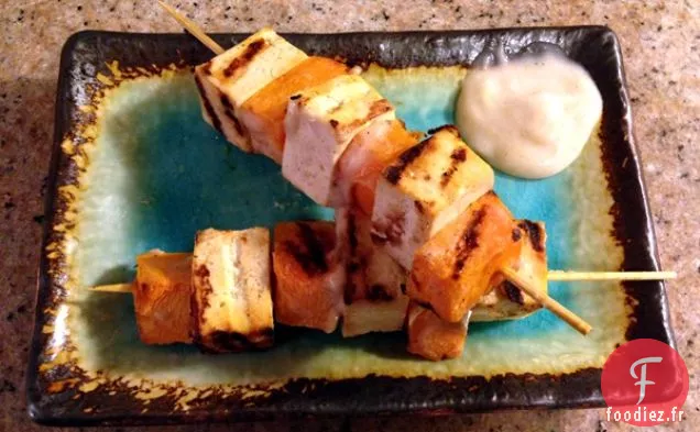 Brochettes Végétaliennes Grillées avec Sauce au Yogourt au Citron Vert et à la Noix de Coco aux Épices Indiennes