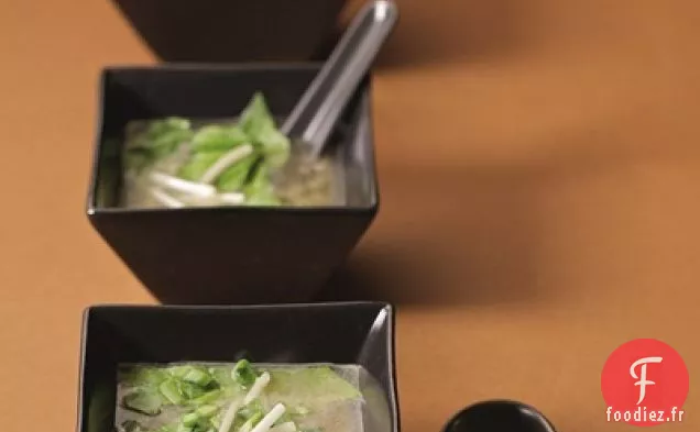 Soupe Miso Riche En Nutriments (Éventuellement Crue)