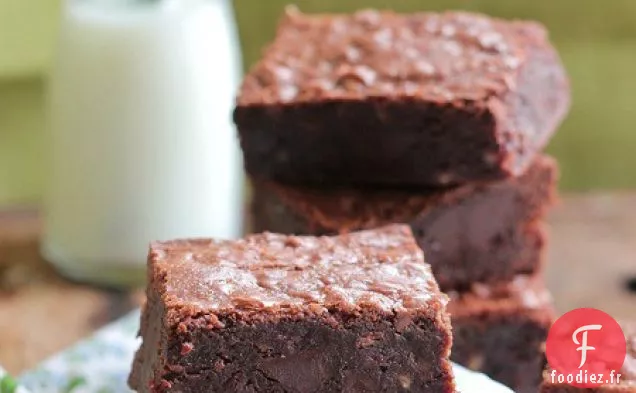 Un Bol de Brownies Maison en Morceaux de Chocolat et Copeaux de Caramel