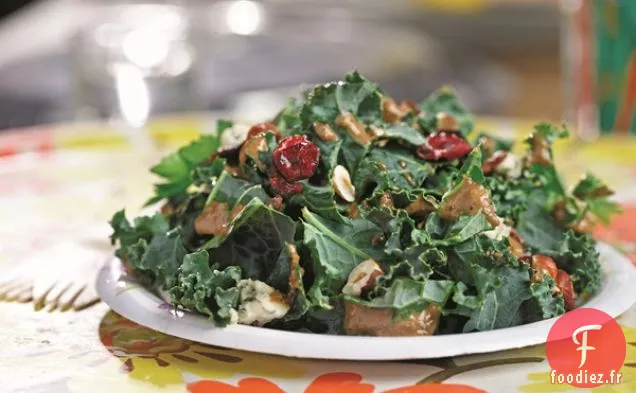 Salade Nutritive de Chou Frisé avec Vinaigrette Balsamique aux Noisettes