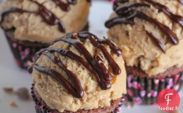 CUPCAKES AU CHOCOLAT FAITS MAISON AVEC GLAÇAGE À LA PÂTE À BISCUITS AUX ÉCLATS DE CARAMEL AU BEURRE D'ARACHIDE