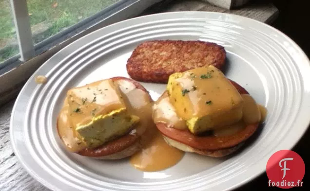 Tofu Benedict avec Sauce Hollandaise Végétalienne et Muffins Anglais Faits Maison