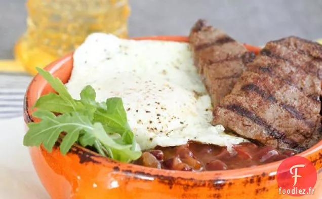 Steak de Petit-déjeuner Grillé Sur Œuf au Plat et Haricots