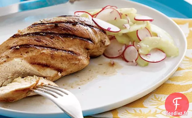 Poulet Grillé Avec Salade De Concombre Et Radis Aigre-Doux
