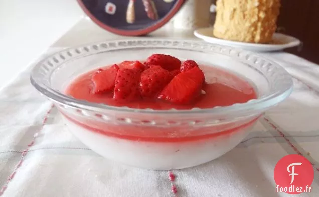 Mangeoire Blanche au Lait d'Amande et Purée de Fraises