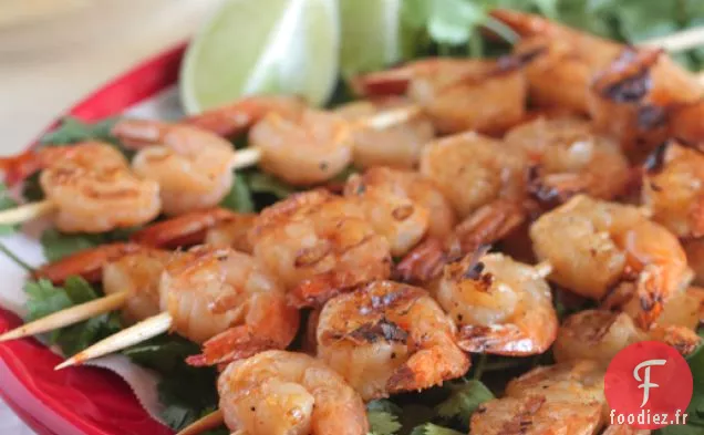 CUPCAKES AU CHOCOLAT FAITS MAISON AVEC GLAÇAGE À LA PÂTE À BISCUITS AUX ÉCLATS DE CARAMEL AU BEURRE D'ARACHIDE