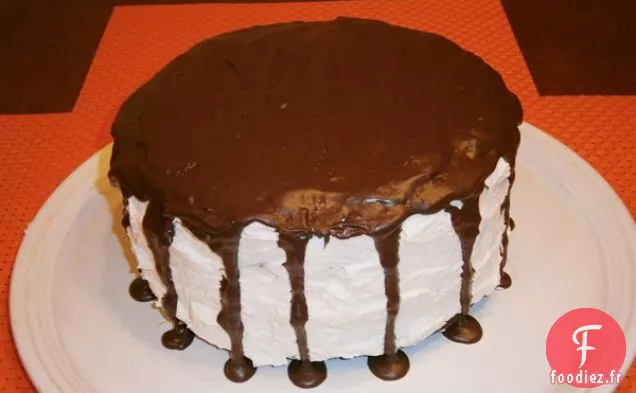 Gâteau au Chocolat Végétalien avec Glaçage Blanc et Ganache au Chocolat