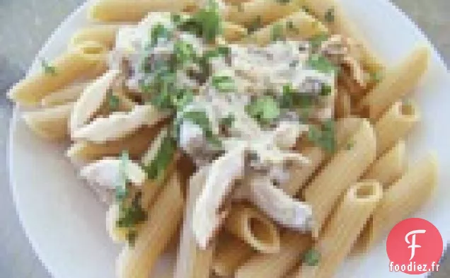 Shiitakes et Penne de Blé Entier dans une sauce à l'ail Végétalienne Crémeuse et faible en gras