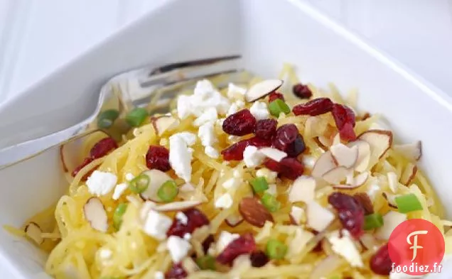 Courge Spaghetti Avec Feta, Canneberges Séchées Et Amandes