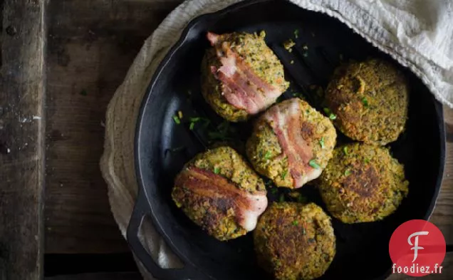 A pour la bonne chance: Gâteaux aux Pois aux yeux noirs avec des légumes verts de Collard et des Patates Douces