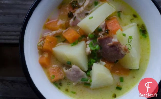 Cuisson au Feu de Bois : Soupe de Bacon Anglais, Poireaux et Pommes de Terre