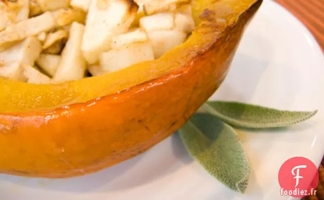 Courge De Gland Rôtie Aux Pommes, Aux Noix Et À La Sauge