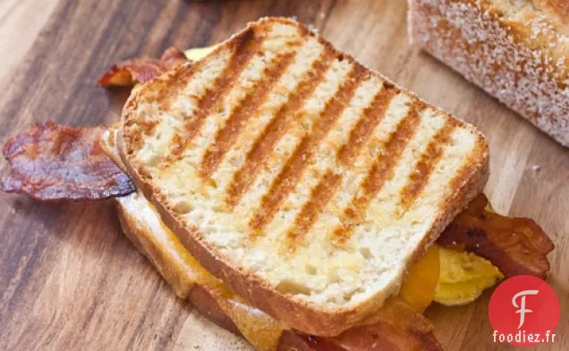 Panini à Muffins Anglais au Bacon, aux Œufs et au Cheddar