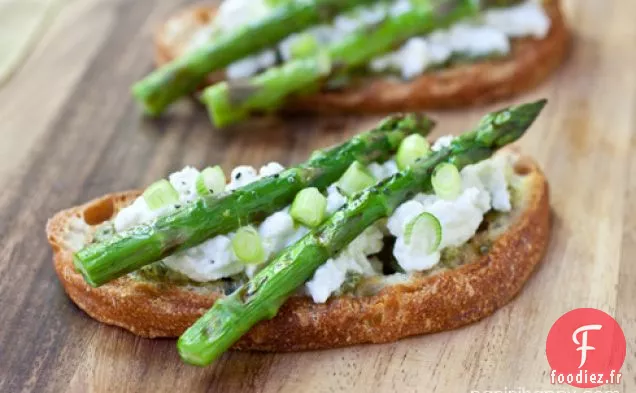 Tartines d'Asperges grillées à la Ricotta Fraîche, au Pesto et aux Oignons verts