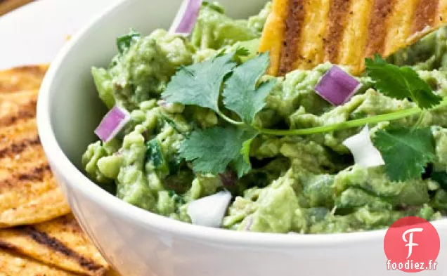 Chips de Tortilla Grillées avec Guacamole Tomatillo Grillé