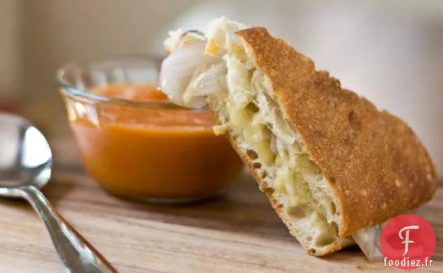 Panini Gruyère Grillé aux Oignons Doux Marinés