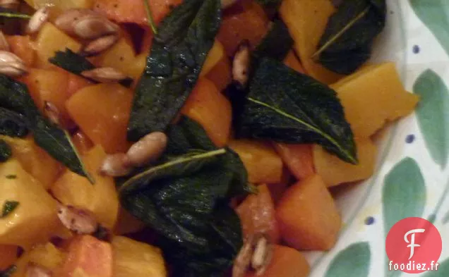 Courge Musquée Rôtie Avec Sauge Frite Et Graines Épicées
