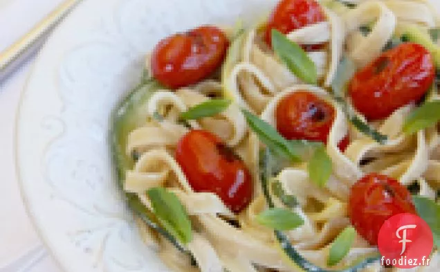Pâtes Au Ruban De Courgettes Avec Sauce Crémeuse Au Citron Et Au Basilic