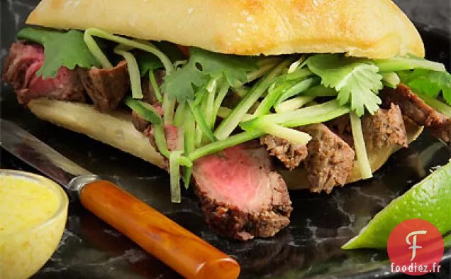 Sandwich Au Steak De Flatiron Avec Concombre, Relish De Gingembre Et Aïoli Au Chili Fantôme
