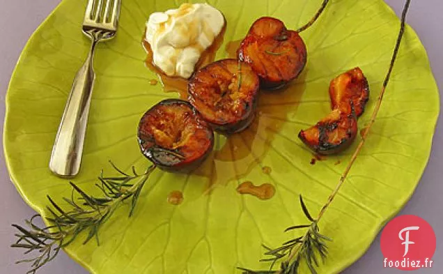 Prunes Grillées avec Glaçage Balsamique au Romarin et Mascarpone