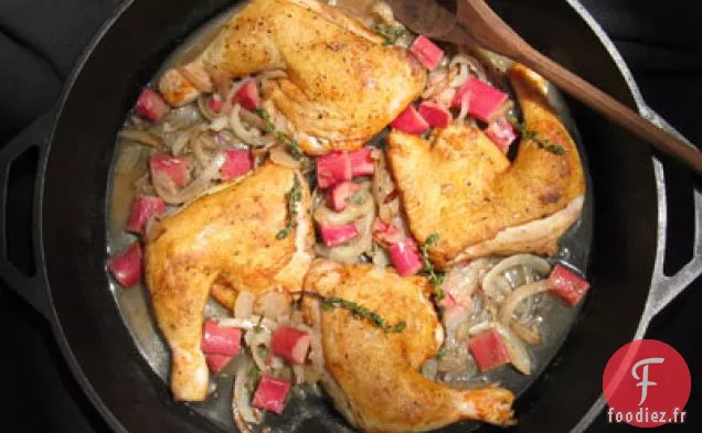 Cuisses et Cuisses de Poulet Braisées dans une sauce Savoureuse à la Rhubarbe et à l'Oignon