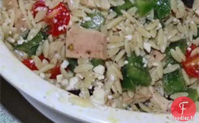 Salade Méditerranéenne de Poulet et d'Orzo Dans Des Tasses De Poivron Rouge
