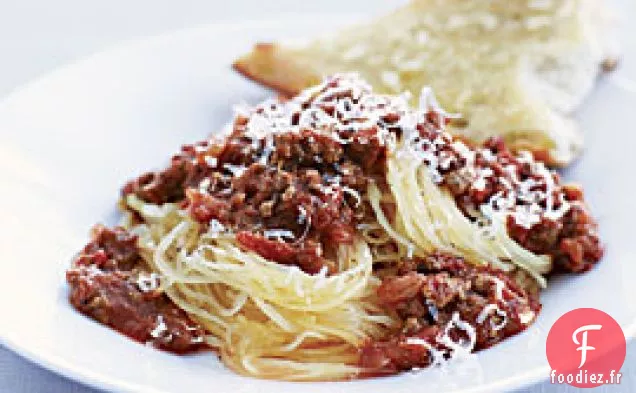 Ragù De Boeuf Sur Courge Spaghetti Avec Pain À L'Ail