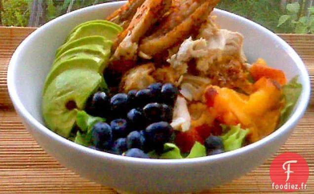 Salade de Frites Système D avec Poulet Craché, Pêches, Avocat et Myrtilles