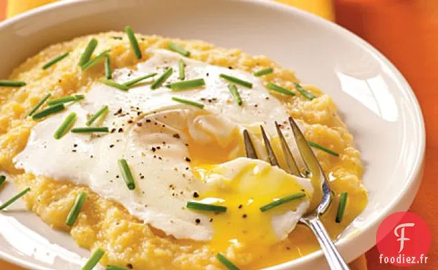 Oeufs Les yeux bandés sur des grains de Cheddar à l'ail