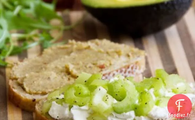 Sandwich Veggie Love, Fromage de Chèvre, Céleri et Avocat au Beurre de Noix et Roquette