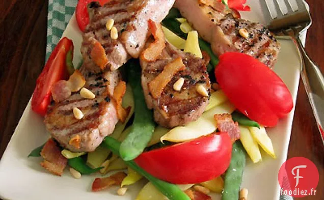 Côtelettes d'Agneau Grillées, Haricots Traditionnels et Tomates avec Vinaigrette au Bacon Tiède
