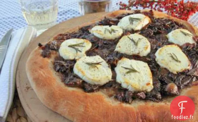 Pizza au Poivre Rose à l'Oignon Balsamique Caramélisé au Romarin et au Fromage de Chèvre