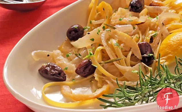 Linguine à l'Oignon de Printemps avec Tranches de Citron Kalamata et Romarin