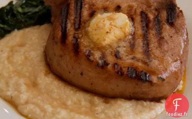 Côtelette de Porc du Mess Hall avec Gruau de Cheddar et Beurre de Tabasco