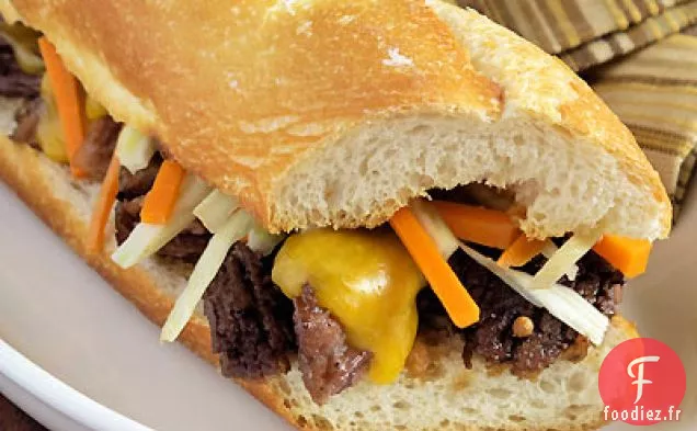 Sandwich à Côtes Courtes Braisées à la Bière avec Raifort et Légumes Marinés