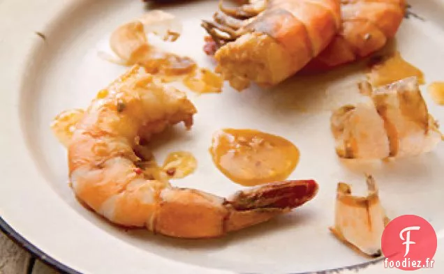 Peler et Manger des crevettes est de la nourriture pour les doigts