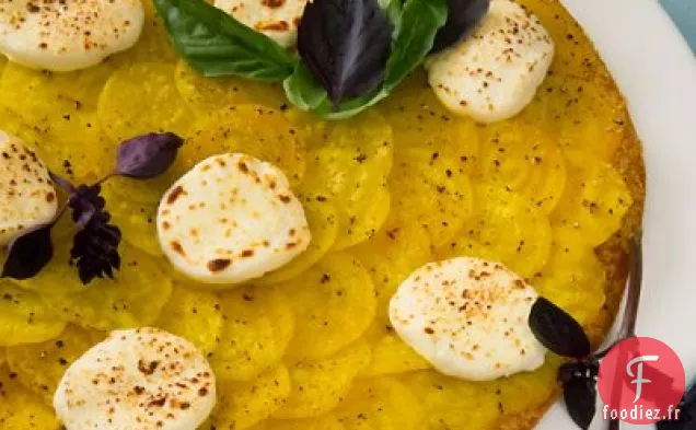 Tarte aux Betteraves Dorées au Fromage de Chèvre, Vinaigrette au Basilic Pourpre et aux Graines de Pavot