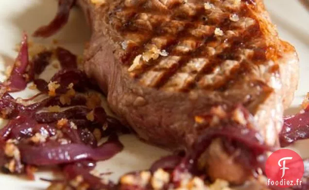 Steak de Coulotte à l'Oignon Braisé au Vin et Chapelure au Raifort