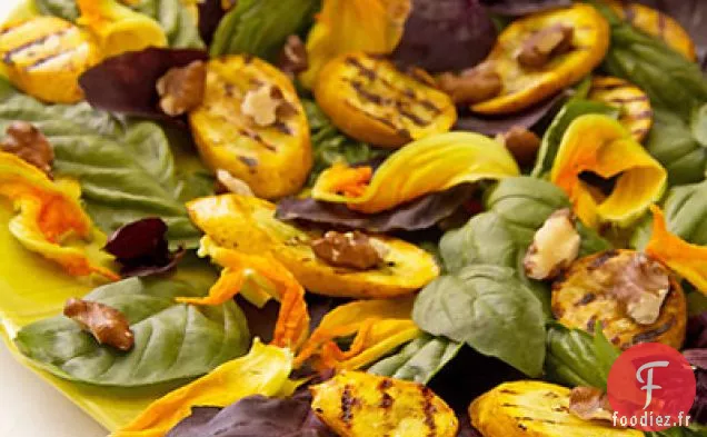 Salade de Basilic Pourpre et de Courge d'Été Grillée aux Noix