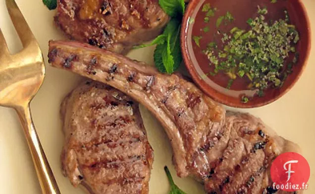 Côtelettes d'Agneau Grillées aux Grains de Poivre et Sauce Salée à la Menthe