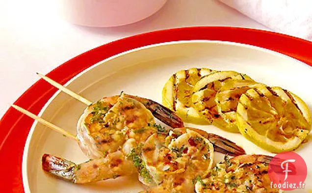 Brochettes de Crevettes Saumurées avec Salsa Tomatillo-Avocat et Tranches de Citron Grillées