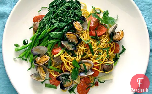 Palourdes Cuites à la vapeur Épicées avec Brocoli Chinois et Nouilles Pancit