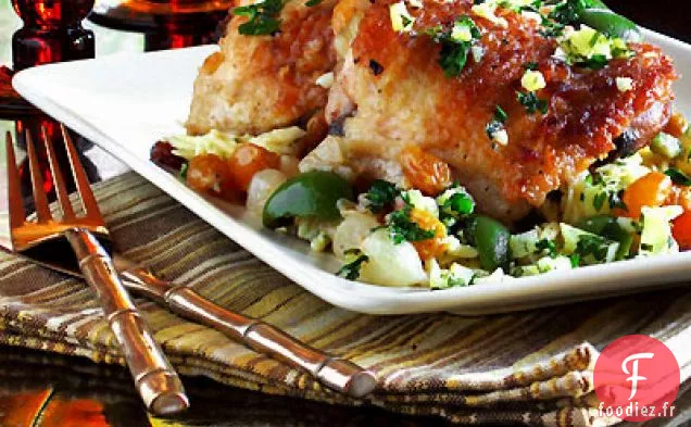 Cuisses de Poulet Braisées aux Oignons Perlés, Olives Vertes, Raisins Secs Dorés et Citron Confit