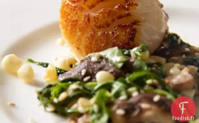 Pétoncles de Mer Géants Poêlés avec Roquette Flétrie, Maïs, Salade de Shiitake et Vinaigrette au Soja Et Gingembre