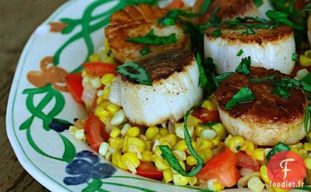 Pétoncles D'Été Avec Succotash De Maïs Sucré Et De Tomates